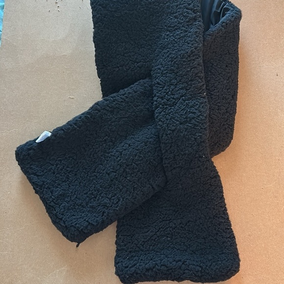 EUC Reversible black pull through scarf and matching mittens Super soft and warm - Picture 8 of 10